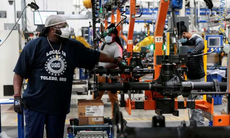© Reuters. FILE PHOTO: Dana Inc. assembly technicians wear face masks as they assemble axles for automakers, amid the coronavirus (COVID-19) outbreak, in Toledo