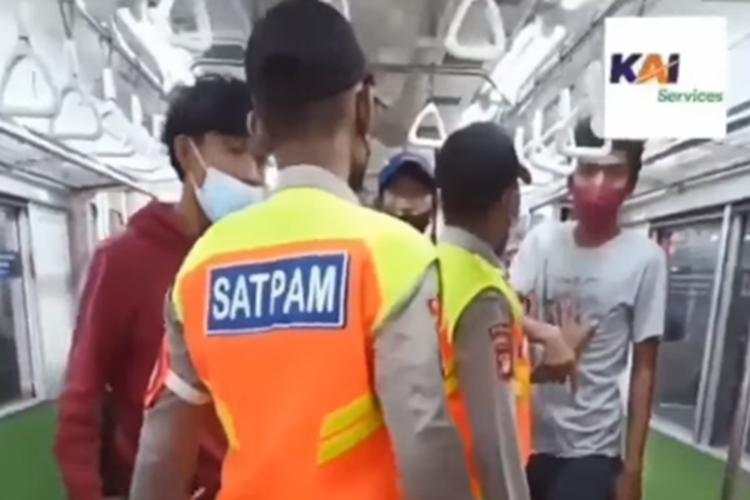 Sudah Ditegur, Tiga Pemuda yang Ngobrol di KRL Diturunkan Paksa