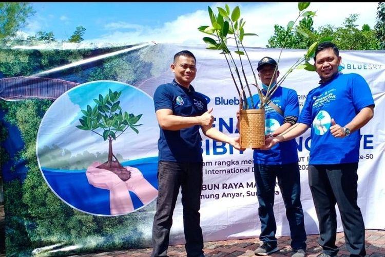 Bluebird Tanam 5.000 Bibit Mangrove di Pantai Timur Surabaya